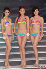 组图：港姐决赛前泳装亮相 上届冠军模拟戴后冠