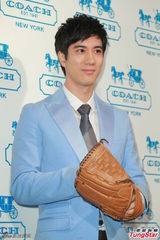 组图：王力宏西装亮相代言阳光俊朗