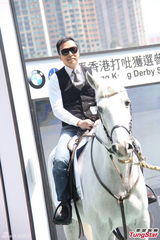 组图：甄子丹骑马潇洒 爱驹或取名“爱诗诗”