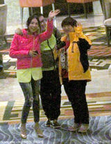 组图：张柏芝秘密抵沪见狗仔兴奋 无名指戴戒指