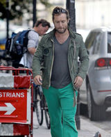 组图：帅哥裘德-洛啤酒肚上身风采不再