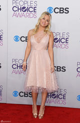 组图：“佩妮”凯莉-库柯(卡蕾-措科)透视裙亮相美胸隐现