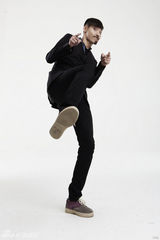 组图：耀乐团宣传写真曝光 黑色系颠覆传统视觉