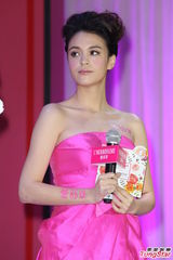 组图：张榕容以褶皱装遮肚 语带保留否认怀孕