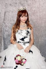 高清组图：混血美女Angela baby穿婚纱展法国风情