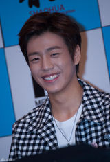 组图：李玹雨现身见面会用中午问候粉丝