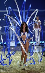 高清图：《变3》女主角领衔内衣秀 凯蒂-佩里助阵