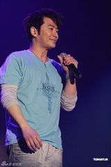 组图：孙耀威梁文音加盟不设限演唱会 推行宗教时尚