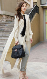 组图：韩雨芹街拍演绎女记者穿出气场