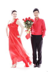 组图：郭晓冬夫妇情人节玫瑰大片 甜蜜拥吻似新婚