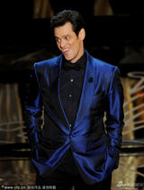 组图：金-凯瑞衣着炫蓝搞笑演讲 喜感依旧