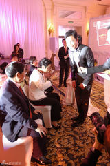 高清：罗嘉良环抱苏岩幸福满意 敬女婿茶笑容腼腆