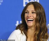 组图：《八月》记者会 朱莉娅-罗伯茨大笑谈片露乳沟