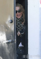 组图：麦当娜潮装赴健身房 破洞牛仔裤彰显个性