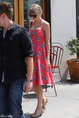 组图：泰勒-斯威夫特街拍LOOK 印花长裙清凉现身