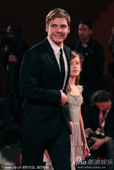 组图：非竞赛片《伊娃》首映 女演员与导演共舞