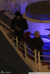 组图：朱莉皮特全家乘船夜游巴黎 共享水上晚餐