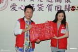 组图：黎耀祥与刘心悠出席“仁济探访长者活动”