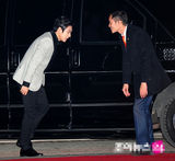 组图：李准灰西服帅气 红毯挥手显亲和