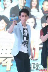 组图：阿Sa(蔡卓妍)托腮卖萌 与陈汉典宣传《热舞时代》