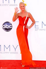 组图：艾美奖红毯 南希-奥戴尔火红长裙献飞吻