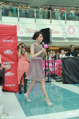 组图：官恩娜忙工作感激男友包容 想往内地发展