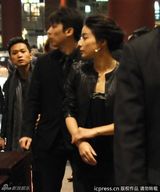 组图：郭晶晶发髻高耸配OL通勤装高贵典雅