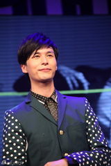 组图：严爵新辑发布会汗腺失灵 脱妆露出好皮肤