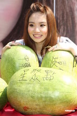 组图：陈芳语首辑庆功签唱 自曝狂爱贺军翔