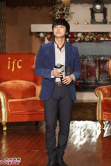 组图：金桢勋优雅亮相腼腆与女粉丝拥抱