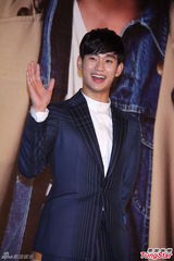 高清组图：金秀贤台湾会粉丝 帅气亮相讲台语