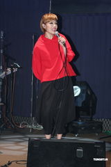 组图：容祖儿睽违11年台北开唱 一身大红烧乌龟