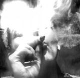 组图：麦莉-赛勒斯现身酒店阳台 疑似吸大麻