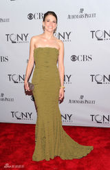 组图：托尼奖红毯星光熠熠 女星斗艳秀腿露肩