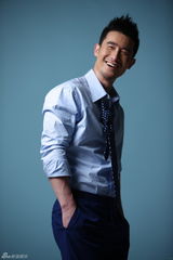 组图：奇道白衬衫熟男写真爽朗笑容极具亲和力