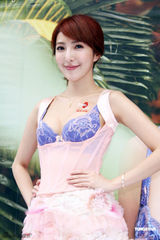 组图：杨谨华性感马甲内衣大方秀好身材