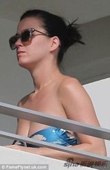 水果姐超低胸比基尼度假 不停放空思念男友(图)