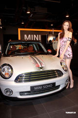 高清图：吴佩慈碎花礼服小露香肩 男友视频解相思苦