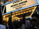 高清组图：杰克逊粉丝悲痛追悼 “我的爱在天堂”