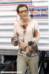 组图：《欢乐合唱团》探班 主演僵尸妆备唱“颤栗”