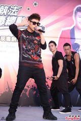 组图：潘玮柏帅气亮相 呼吁大家远离毒品