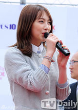 组图：Kara姜智英f(x)Krystal便装突袭校园