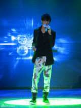 组图：许嵩现身郑州办签售会 现场畅聊新书