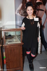 组图：Twins开店义卖二手衣物 感慨应谨慎购物