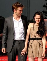 组图：《暮光》三主角留手印 斯图尔特裙短险走光