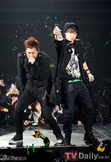 组图：权志龙发型新潮参加公演 SISTAR性感妩媚