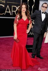 组图：马西娅-盖伊-哈登化身红色美人鱼亮相