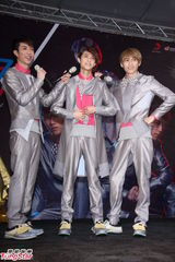 组图：JPM冒雨签唱 团员现场互曝粉丝欢乐