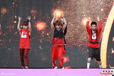 组图：香港巨蛋音乐节f(x)领衔冒台风献歌舞