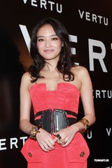 组图：舒淇香港出席活动否认与王力宏绯闻